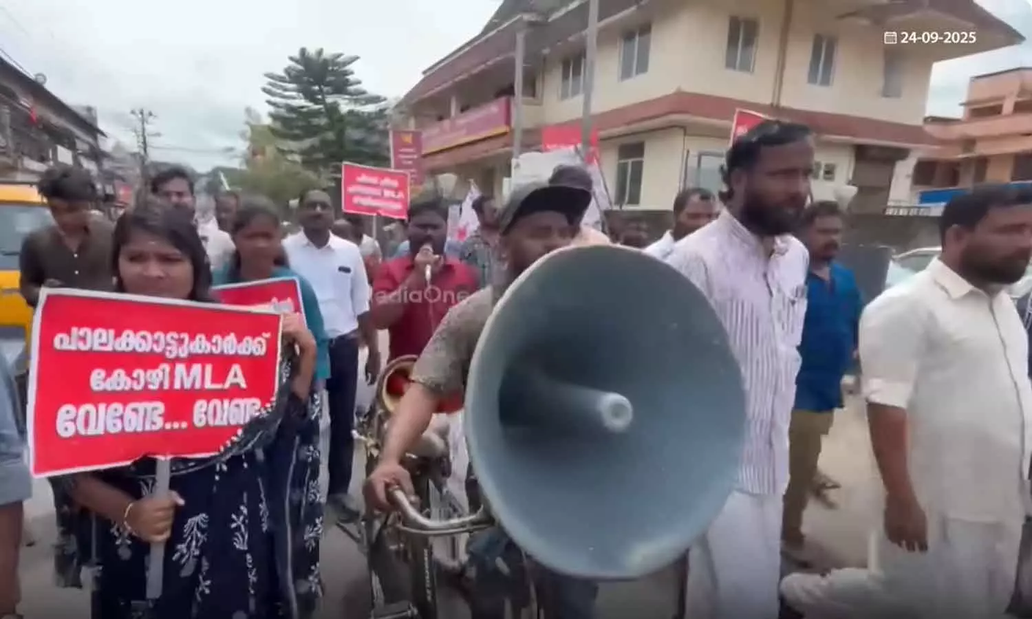 രാഹുൽ മാങ്കൂട്ടത്തിൽ ഇറങ്ങിയിട്ടുണ്ട്, അമ്മ പെങ്ങൻമാർ സൂക്ഷിക്കുക; പാലക്കാട്ട് വിളംബര പ്രതിഷേധവുമായി ഡിവൈഎഫ്‌ഐ