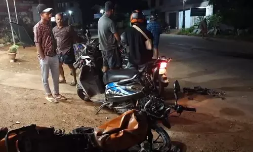 കൊല്ലത്ത് കാറും ബൈക്കും കൂട്ടിയിടിച്ച് അപകടം; യുവാവിന് ദാരുണാന്ത്യം കൊല്ലത്ത് കാറും ബൈക്കും കൂട്ടിയിടിച്ച് അപകടം; യുവാവിന് ദാരുണാന്ത്യം