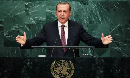 പട്ടിണികിടക്കുന്ന ഫലസ്തീൻ കുഞ്ഞിന്റെ പടം യുഎൻ അസംബ്ലിയിൽ ഉയർത്തി തുർക്കി പ്രസിഡന്റ് ഉർദുഗാൻ