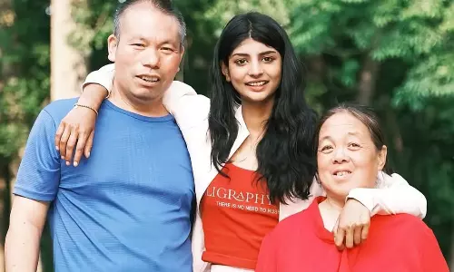 ഒരിക്കൽ പെട്ടിയിൽ ഉപേക്ഷിച്ച പാക് പെൺകുട്ടി, ദത്തെടുത്ത് ചൈനീസ് ദമ്പതികൾ; ഇപ്പോൾ സോഷ്യൽ മീഡിയ താരം