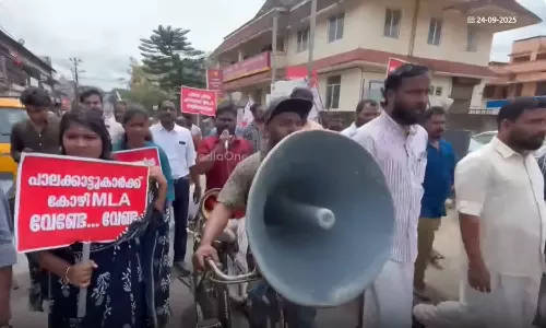 രാഹുൽ മാങ്കൂട്ടത്തിൽ ഇറങ്ങിയിട്ടുണ്ട്, അമ്മ പെങ്ങൻമാർ സൂക്ഷിക്കുക; പാലക്കാട്ട് വിളംബര പ്രതിഷേധവുമായി ഡിവൈഎഫ്‌ഐ
