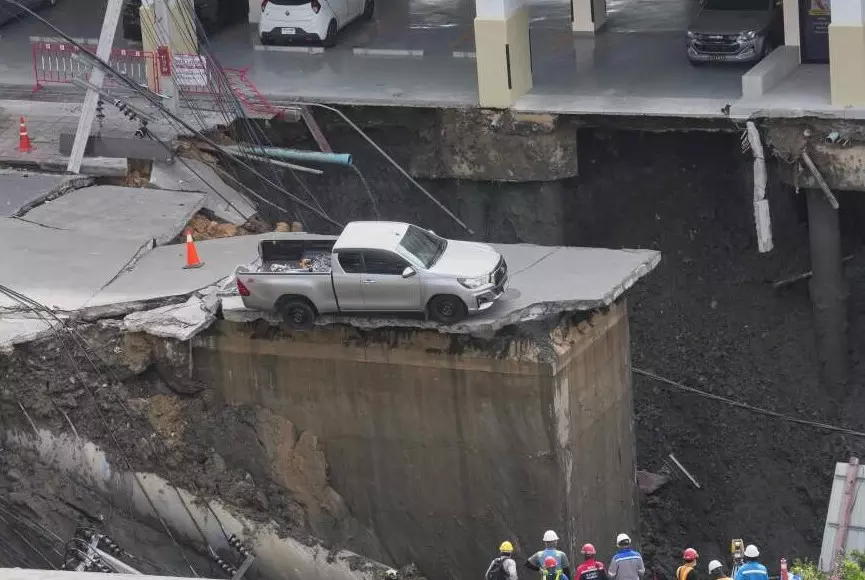 ബാങ്കോക്കിൽ തിരക്കേറിയ റോഡ് പൊടുന്നനെ ഇടിഞ്ഞുവീഴ്ന്നു; വാഹനങ്ങളെ വിഴുങ്ങി അഗാധ ഗര്ത്തം ബാങ്കോക്കിൽ തിരക്കേറിയ റോഡ് പൊടുന്നനെ ഇടിഞ്ഞുവീഴ്ന്നു; വാഹനങ്ങളെ വിഴുങ്ങി അഗാധ ഗര്ത്തം