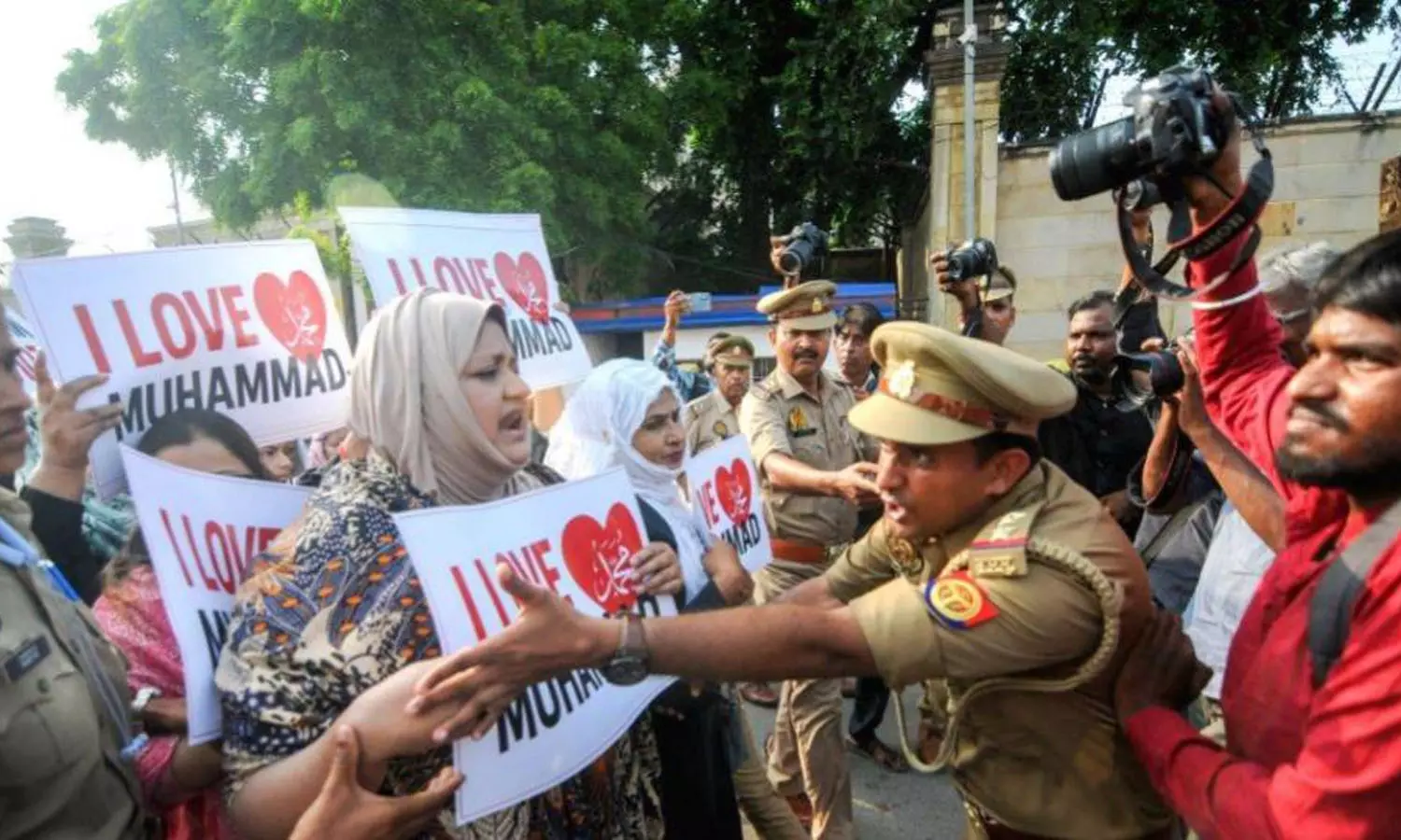 ഐ ലവ് മുഹമ്മദ് ബാനറുകൾ സ്ഥാപിച്ചതിന് ഇന്ത്യയിലുടനീളം 21 എഫ്ഐആറുകളിൽ 1300ൽ അധികം മുസ്ലിംകൾക്കെതിരെ കേസ് ഐ ലവ് മുഹമ്മദ് ബാനറുകൾ സ്ഥാപിച്ചതിന് ഇന്ത്യയിലുടനീളം 21 എഫ്ഐആറുകളിൽ 1300ൽ അധികം മുസ്ലിംകൾക്കെതിരെ കേസ്