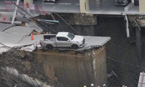 ബാങ്കോക്കിൽ തിരക്കേറിയ റോഡ് പൊടുന്നനെ ഇടിഞ്ഞുവീഴ്ന്നു; വാഹനങ്ങളെ വിഴുങ്ങി അഗാധ ഗര്ത്തം ബാങ്കോക്കിൽ തിരക്കേറിയ റോഡ് പൊടുന്നനെ ഇടിഞ്ഞുവീഴ്ന്നു; വാഹനങ്ങളെ വിഴുങ്ങി അഗാധ ഗര്ത്തം