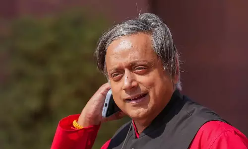 കാര്‍ഗില്‍ യുദ്ധസമയത്തുപോലും നമ്മളിത് ചെയ്തിട്ടുണ്ട്; ഹസ്തദാന വിവാദത്തിൽ ഇന്ത്യൻ ടീമിനെ വിമർശിച്ച് ശശി തരൂർ