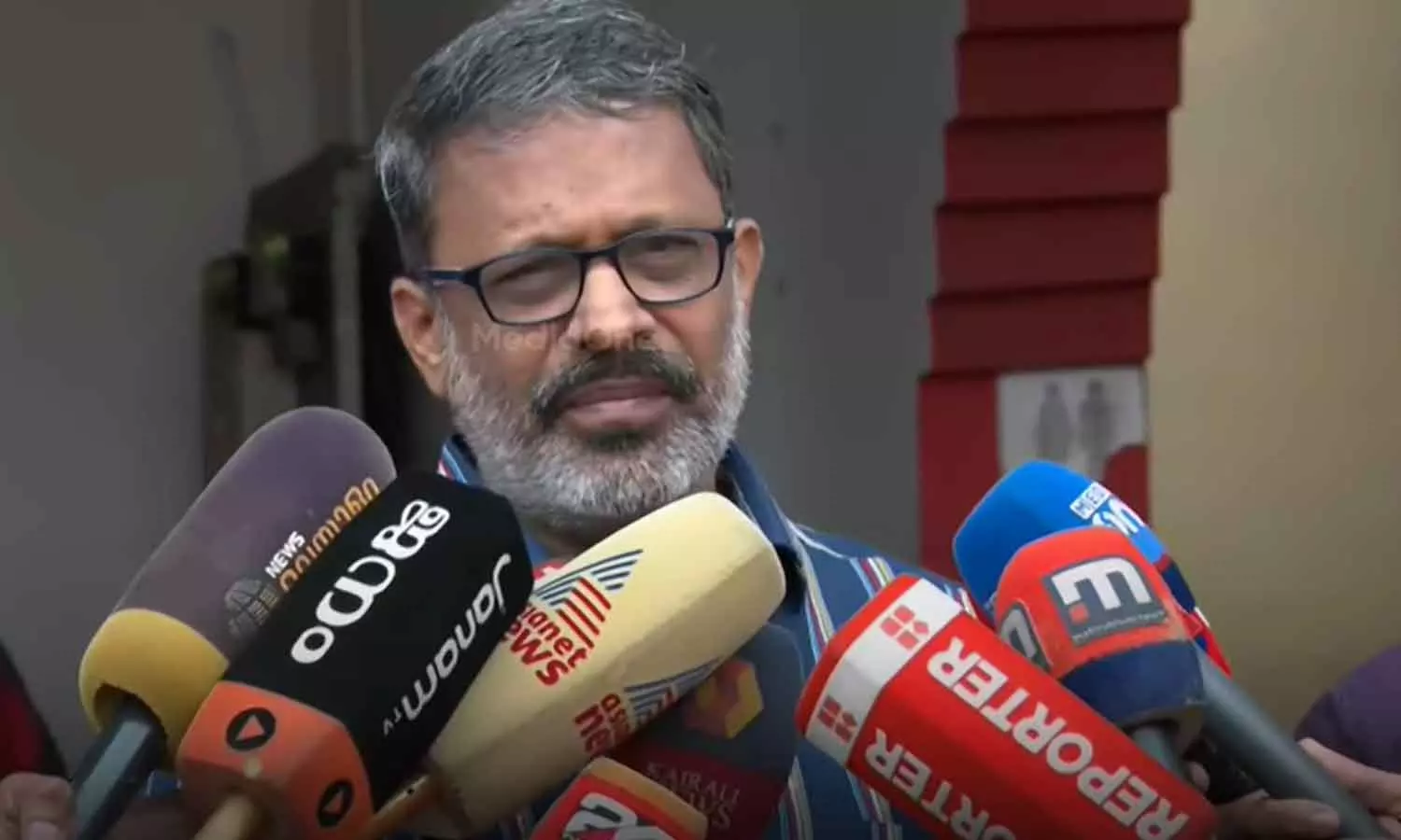 പരാതി നൽകുന്നത് ഷാഫി വീഴണമെന്ന് ആഗ്രഹിക്കുന്നവർ, അനാവശ്യമായി കോലിട്ടിളക്കിയാൽ പ്രത്യാഘാതം അനുഭവിക്കും: ഇ.എൻ സുരേഷ് ബാബു