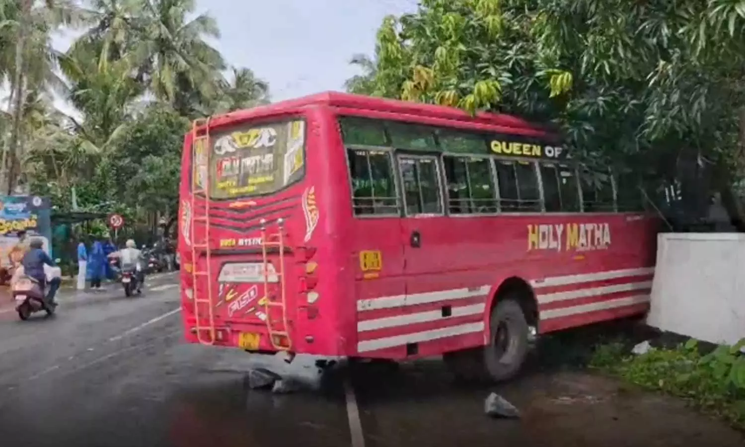 15 Men injured after Private Bus Collids to Tipper Lorry in Kozhikode