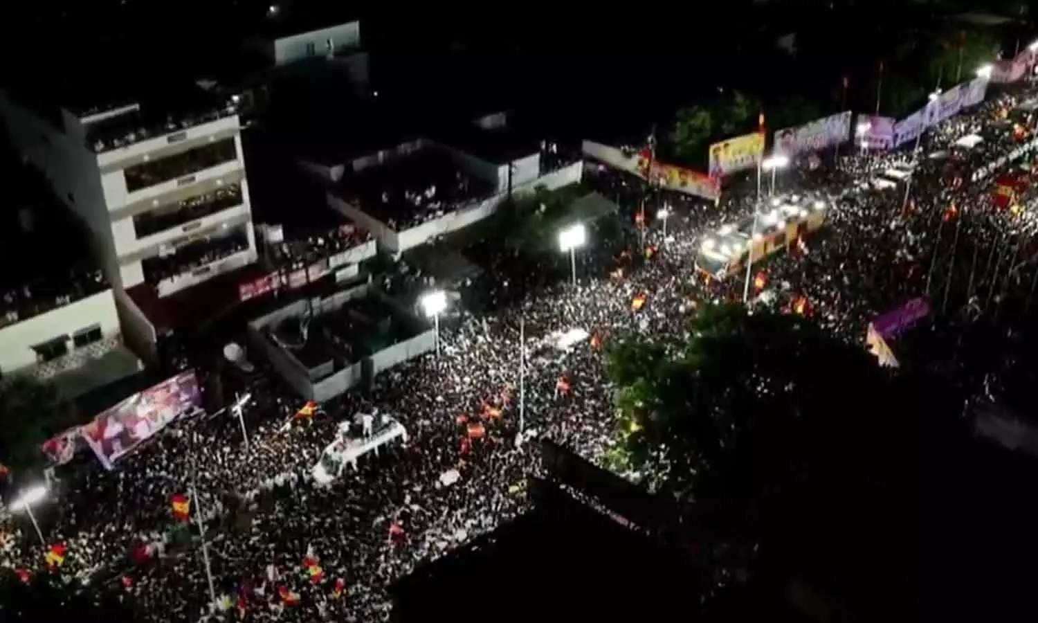 തമിഴ്‌നാട്ടിൽ വിജയ്‌യുടെ റാലിക്കിടെ വൻ അപകടം; തിക്കിലും തിരക്കിലും 31 മരണം