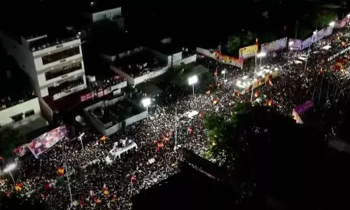 തമിഴ്‌നാട്ടിൽ വിജയ്‌യുടെ റാലിക്കിടെ വൻ അപകടം; തിക്കിലും തിരക്കിലും 31 മരണം