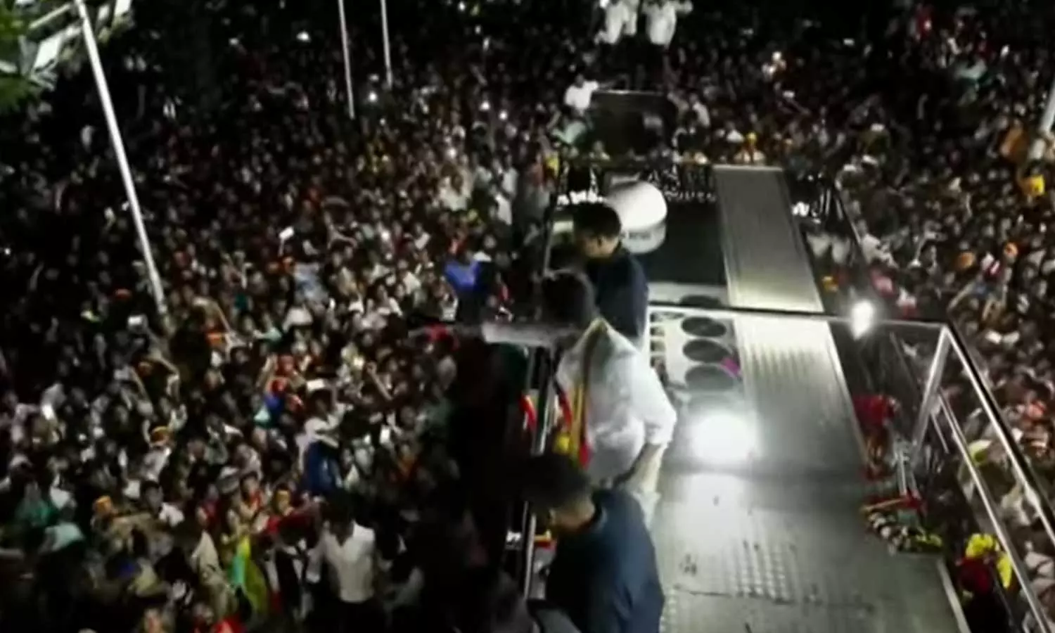 അനുമതി തേടിയത് 10,000 പേരുടെ പരിപാടിക്ക്, എത്തിയത് 50,000ത്തോളം പേർ; വിജയ് എറിഞ്ഞ വെള്ളക്കുപ്പിക്കായുള്ള തിക്കും തിരക്കും ദുരന്തത്തിന്റെ വ്യാപ്തി കൂട്ടി അനുമതി തേടിയത് 10,000 പേരുടെ പരിപാടിക്ക്, എത്തിയത് 50,000ത്തോളം പേർ; വിജയ് എറിഞ്ഞ വെള്ളക്കുപ്പിക്കായുള്ള തിക്കും തിരക്കും ദുരന്തത്തിന്റെ വ്യാപ്തി കൂട്ടി