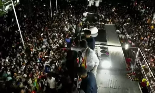 അനുമതി തേടിയത് 10,000 പേരുടെ പരിപാടിക്ക്, എത്തിയത് 50,000ത്തോളം പേർ; വിജയ് എറിഞ്ഞ വെള്ളക്കുപ്പിക്കായുള്ള തിക്കും തിരക്കും ദുരന്തത്തിന്‍റെ വ്യാപ്തി കൂട്ടി