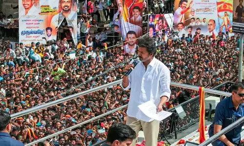 കരൂര്‍ ദുരന്തത്തില്‍ ധനസഹായം പ്രഖ്യാപിച്ച് വിജയ്; മരിച്ചവരുടെ കുടുംബത്തിന് 20 ലക്ഷം രൂപ