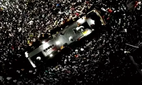 കല്ലെറിഞ്ഞു, പൊലീസ് ലാത്തിവീശി; കരൂർ ദുരന്തത്തിൽ ഗൂഢാലോചനയുണ്ടെന്ന് ടിവികെ