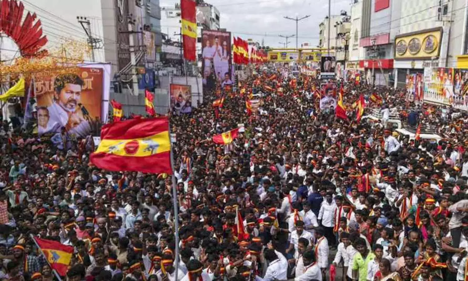 കരൂർ ദുരന്തത്തിൽ മരണം 41  ആയി; ഗൂഢാലോചന അന്വേഷിക്കണമെന്ന ടിവികെ ഹരജി ഇന്ന് പരിഗണിക്കും