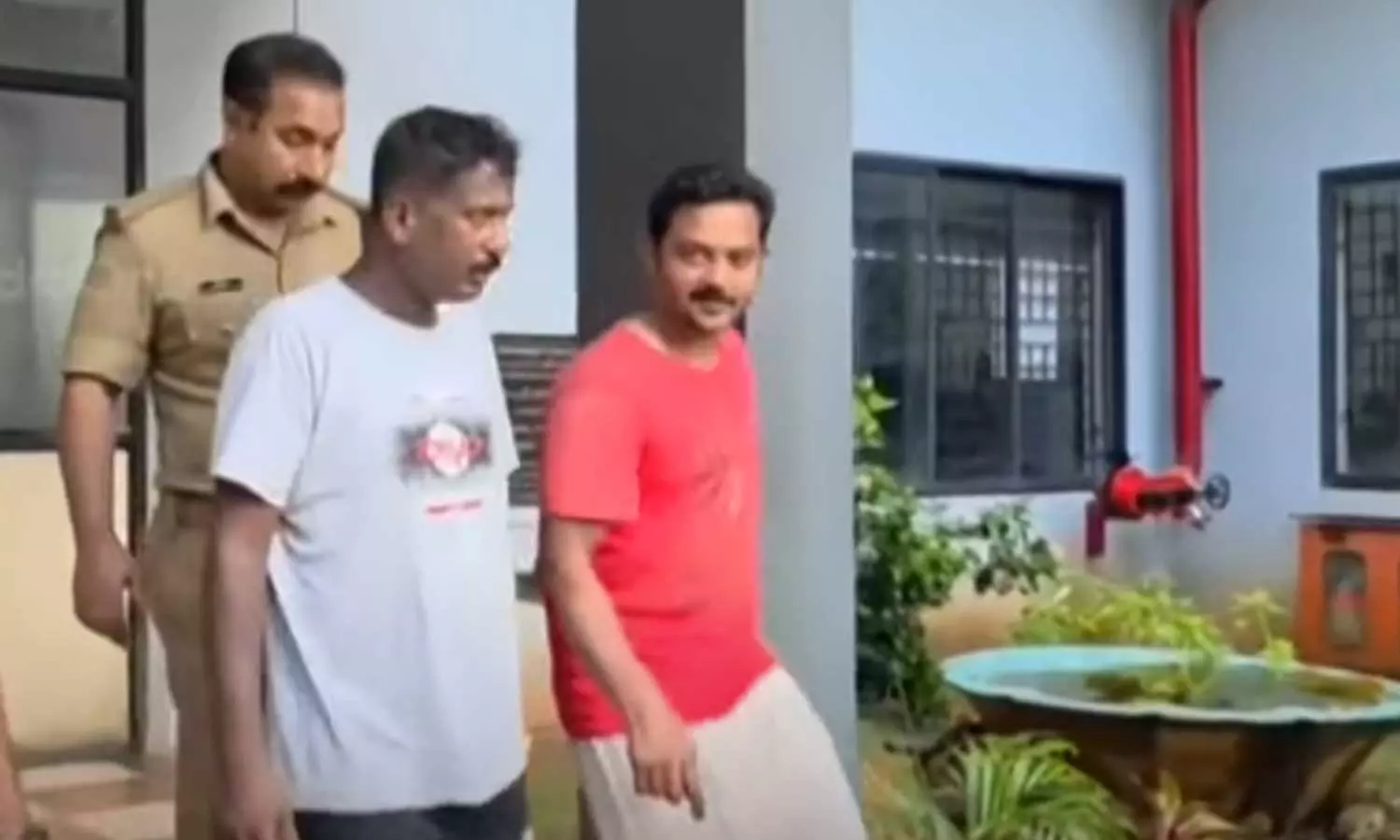 താമരശ്ശേരി അടിവാരത്ത് മദ്യലഹരിയിൽ യുവാക്കളുടെ ആക്രമണം; രണ്ടു പേർക്ക് പരിക്ക്,പൊലീസ് കേസ്