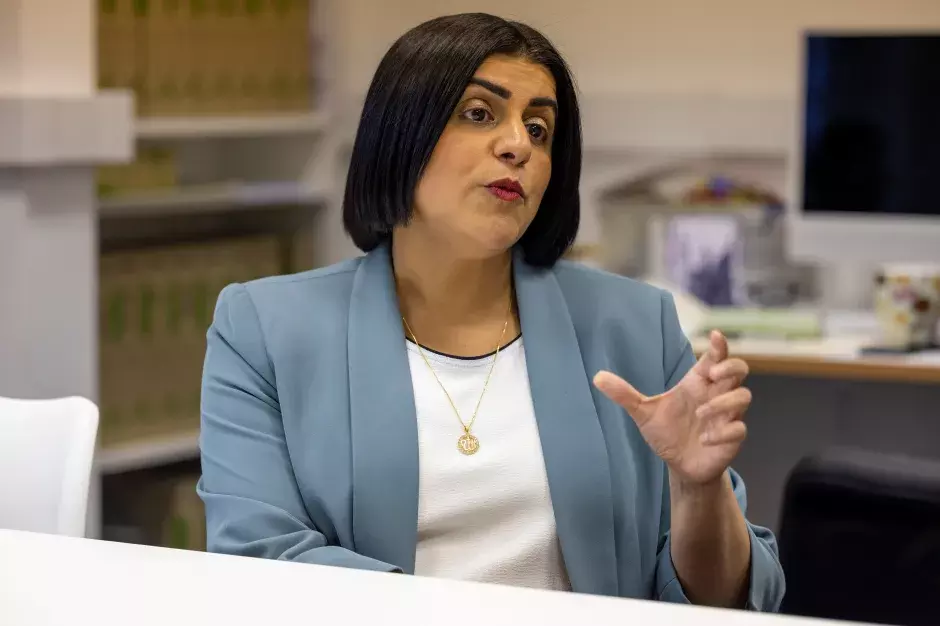 ഉയര്‍ന്ന ഇംഗ്ലീഷ് പ്രാവീണ്യം, ക്രിമിനൽ പശ്ചാത്തലമുണ്ടാകരുത്; ബ്രിട്ടനിൽ കുടിയേറ്റക്കാര്‍ക്ക് സ്ഥിര താമസമനുവദിക്കാനുള്ള മാനദണ്ഡങ്ങൾ പരിഷ്കരിക്കാൻ നീക്കം