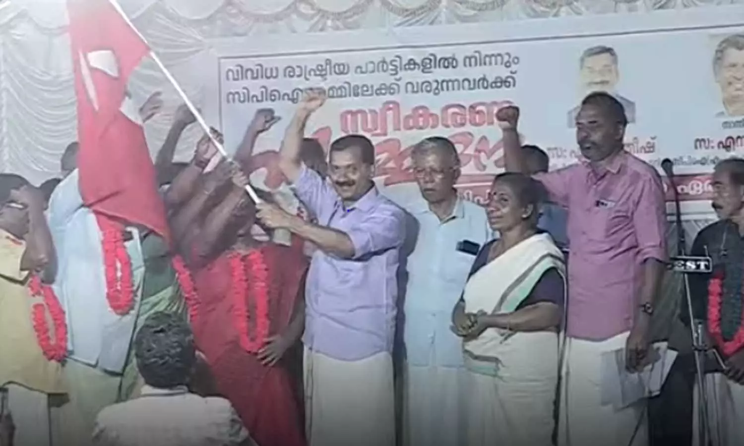 എറണാകുളത്ത് CPM - CPI പോര് കനക്കുന്നു; പറവൂരില്‍ നൂറോളം സിപിഐ പ്രവർത്തകർ സിപിഎമ്മിൽ ചേർന്നു