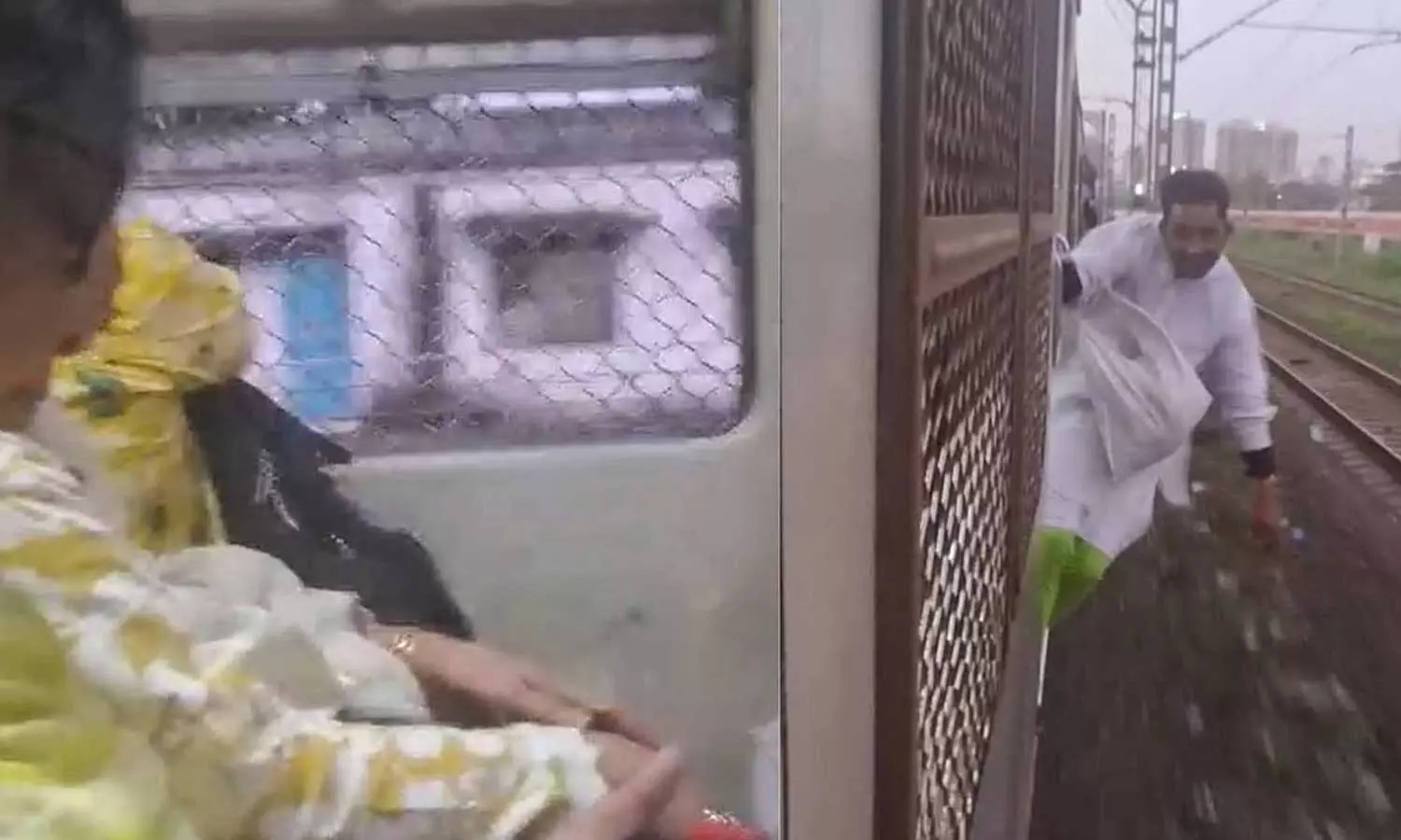 ട്രെയിനിലെ ലേഡീസ് കംപാർട്ട്മെന്റിൽ അതിക്രമിച്ച് കടക്കാൻ ശ്രമിച്ചു, വനിതാ യാത്രക്കാരെ അസഭ്യം പറഞ്ഞു; യുവാവ് അറസ്റ്റിൽ