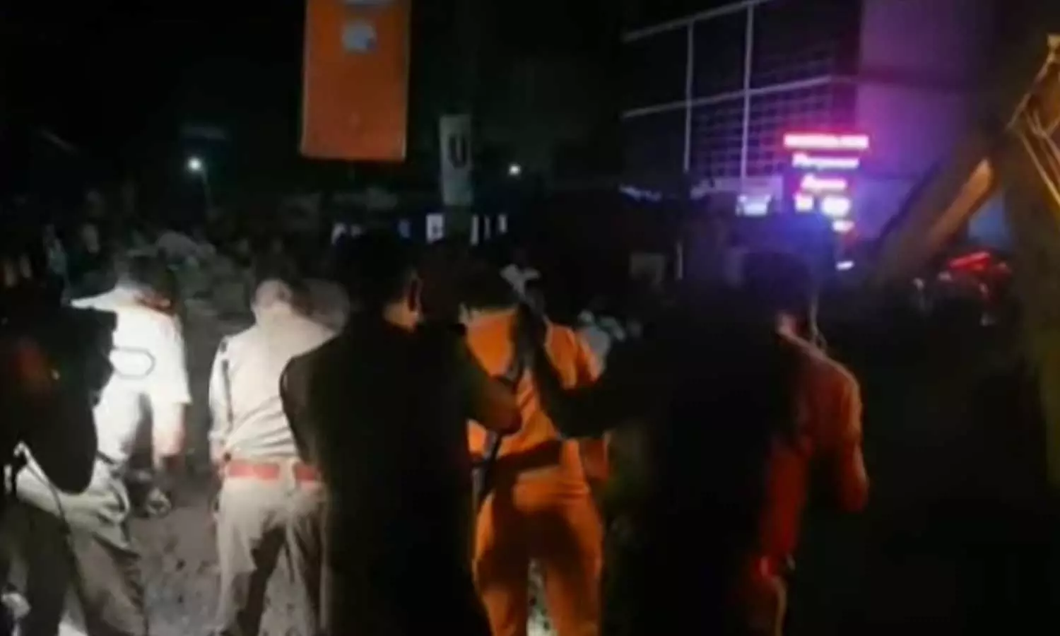 കട്ടപ്പനയിൽ മാലിന്യ ടാങ്ക് വൃത്തിയാക്കാനിറങ്ങിയ മൂന്നു തൊഴിലാളികൾക്ക് ദാരുണാന്ത്യം കട്ടപ്പനയിൽ മാലിന്യ ടാങ്ക് വൃത്തിയാക്കാനിറങ്ങിയ മൂന്നു തൊഴിലാളികൾക്ക് ദാരുണാന്ത്യം