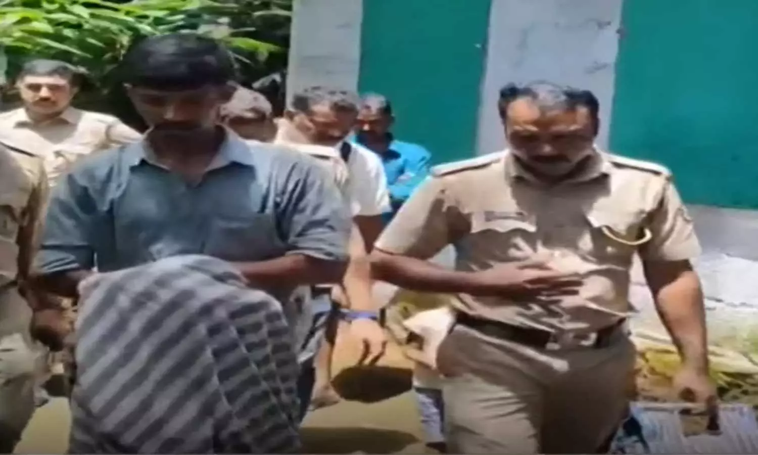 ഉടുമ്പൻചോലയിൽ യുവാവിനെ കഴുത്തറുത്ത് കൊന്ന കേസിലെ പ്രതി പിടിയിൽ ഉടുമ്പൻചോലയിൽ യുവാവിനെ കഴുത്തറുത്ത് കൊന്ന കേസിലെ പ്രതി പിടിയിൽ