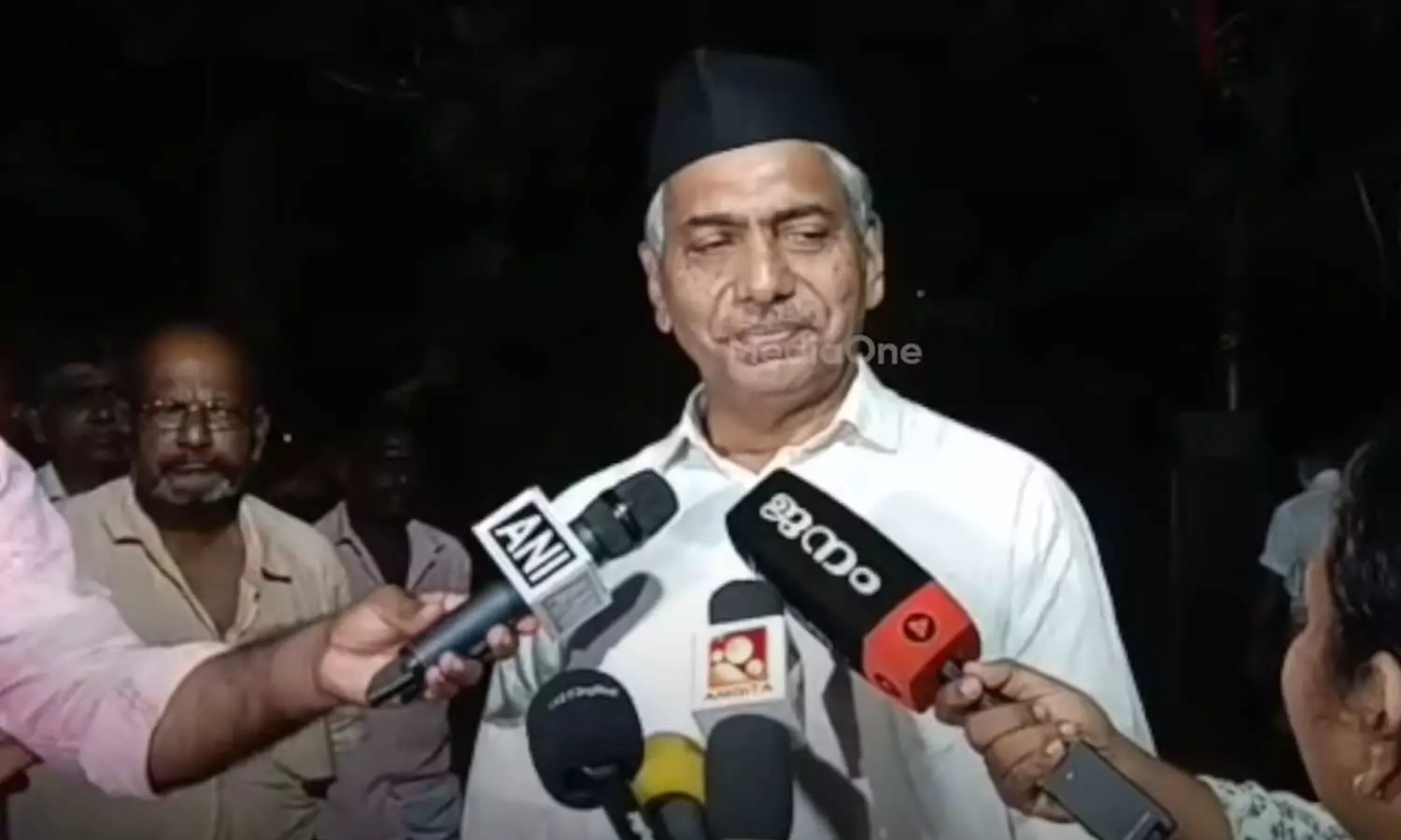 ആർഎസ്എസിന് മതവും ജാതിയുമില്ല; പൂർണമായും ഗണവേഷം ധരിച്ച് പഥസഞ്ചലന വേദിയിലെത്തി മുൻ ഡിജിപി ജേക്കബ് തോമസ് ആർഎസ്എസിന് മതവും ജാതിയുമില്ല; പൂർണമായും ഗണവേഷം ധരിച്ച് പഥസഞ്ചലന വേദിയിലെത്തി മുൻ ഡിജിപി ജേക്കബ് തോമസ്