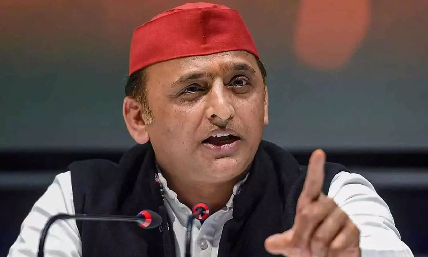 സ്വർണവില കുത്തനെ ഉയരാൻ കാരണം ബിജെപി നേതാക്കൾ കള്ളപ്പണം സ്വർണമാക്കി മാറ്റുന്നത്: അഖിലേഷ് യാദവ് സ്വർണവില കുത്തനെ ഉയരാൻ കാരണം ബിജെപി നേതാക്കൾ കള്ളപ്പണം സ്വർണമാക്കി മാറ്റുന്നത്: അഖിലേഷ് യാദവ്