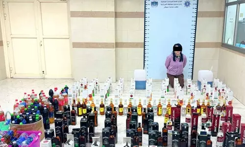 കുവൈത്തിൽ വ്യാജ വിദേശ മദ്യം നിർമിച്ച് വിൽപ്പന നടത്തിയ ഏഷ്യൻ പ്രവാസി അറസ്റ്റിൽ