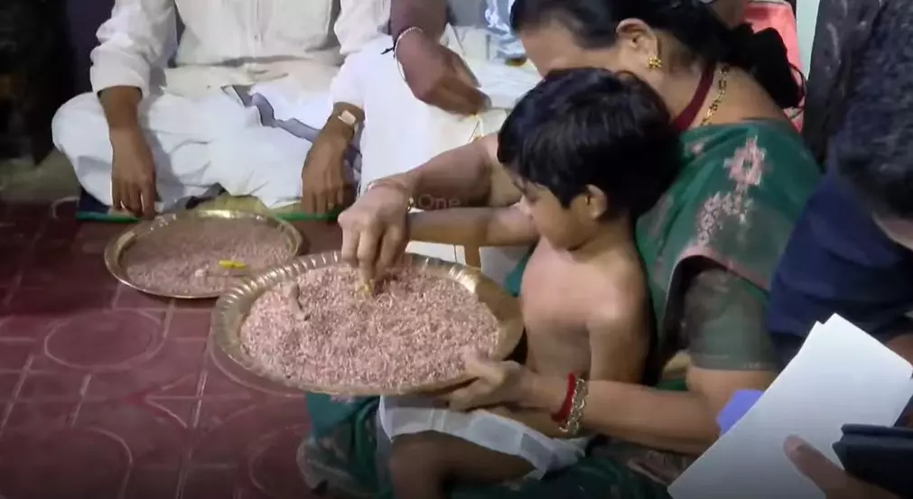 ഇന്ന് വിജയദശമി; അറിവിന്റെ ഹരിശ്രീ കുറിക്കാൻ കുരുന്നുകൾ, ക്ഷേത്രങ്ങളിൽ ഭക്തജന തിരക്ക് ഇന്ന് വിജയദശമി; അറിവിന്റെ ഹരിശ്രീ കുറിക്കാൻ കുരുന്നുകൾ, ക്ഷേത്രങ്ങളിൽ ഭക്തജന തിരക്ക്