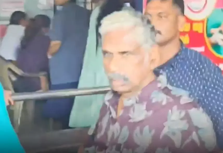 ചെടിച്ചട്ടിക്ക് കൈക്കൂലി; കളിമൺ പാത്രനിർമാണ കോര്‍പറേഷൻ ചെയര്‍മാനെ നീക്കി