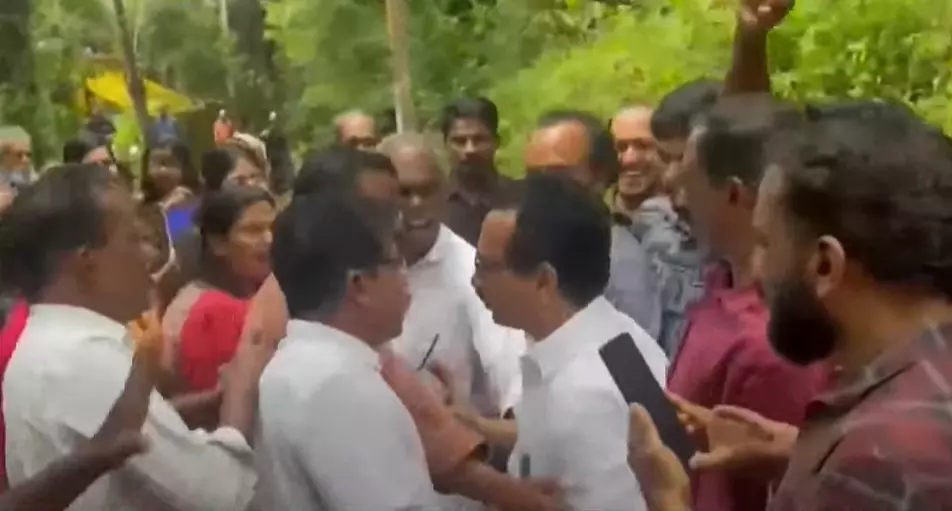 കണ്ണൂരിൽ കെ.പി മോഹനൻ എംഎൽഎയെ കയ്യേറ്റം ചെയ്ത് നാട്ടുകാര് കണ്ണൂരിൽ കെ.പി മോഹനൻ എംഎൽഎയെ കയ്യേറ്റം ചെയ്ത് നാട്ടുകാര്