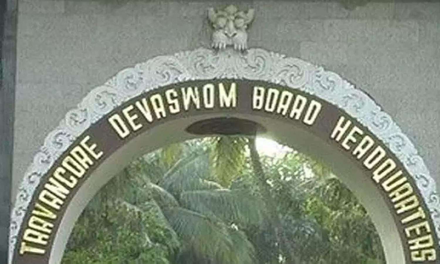 സ്വർണപ്പാളി വിവാദത്തിനിടെ അടിയന്തര യോഗം ചേരാൻ ദേവസ്വം ബോർഡ്