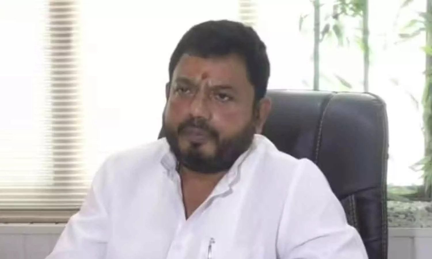 ഗർബ പന്തലിൽ പ്രവേശിക്കുന്നതിന് മുമ്പ് ഭക്തർ ഗോമൂത്രം കുടിക്കണമെന്ന് ബിജെപി നേതാവ് ഗർബ പന്തലിൽ പ്രവേശിക്കുന്നതിന് മുമ്പ് ഭക്തർ ഗോമൂത്രം കുടിക്കണമെന്ന് ബിജെപി നേതാവ്