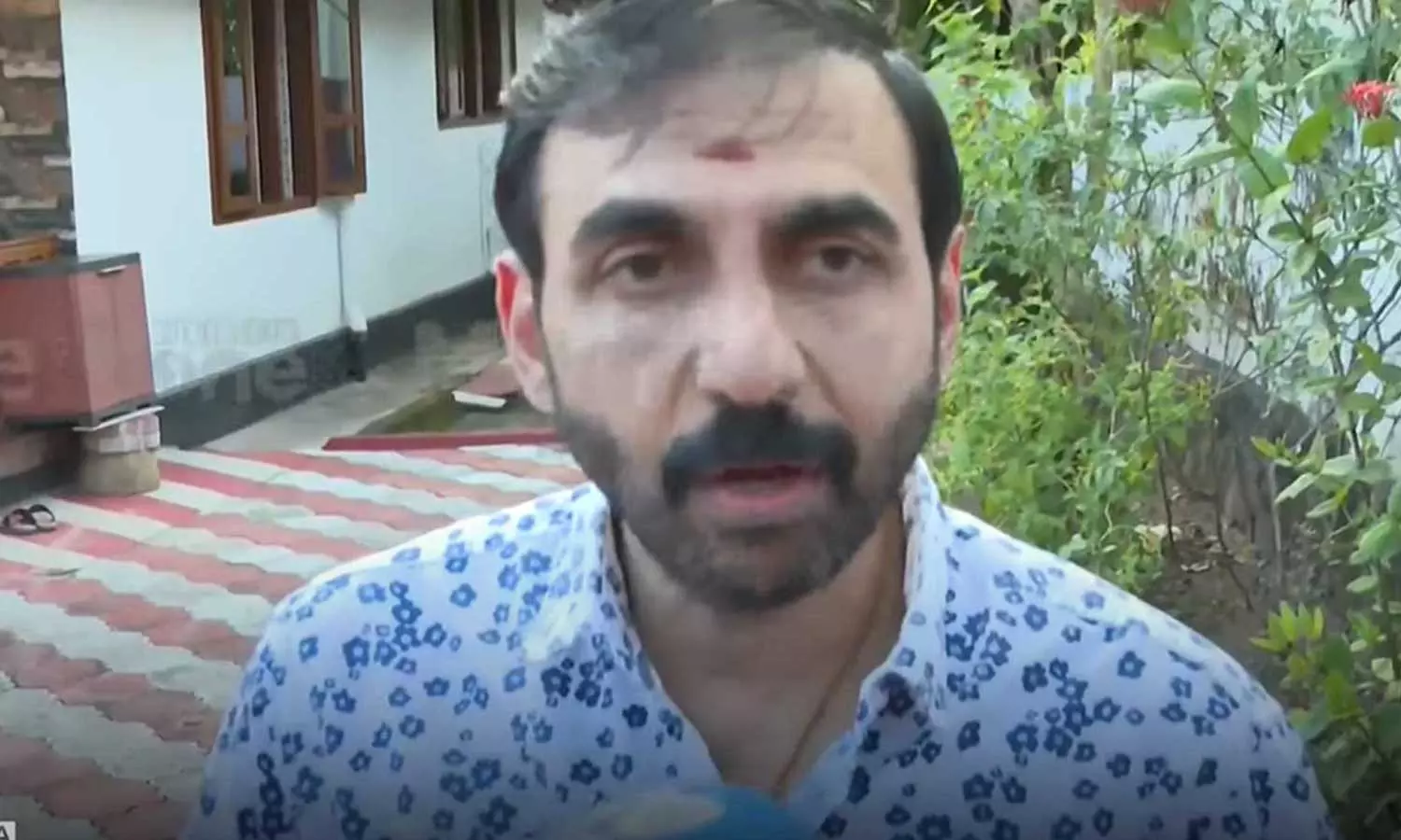 ശബരിമല സ്വർണപ്പാളി വിവാദം: 40 ദിവസം ദ്വാരപാലക പാളി ഉണ്ണികൃഷ്ണൻ പോറ്റി കൈവശം വെച്ചതിൽ പങ്കില്ല; പോറ്റിയുടെ വാദം തള്ളി സ്മാർട്ട് സൊല്യൂഷൻസ് ശബരിമല സ്വർണപ്പാളി വിവാദം: 40 ദിവസം ദ്വാരപാലക പാളി ഉണ്ണികൃഷ്ണൻ പോറ്റി കൈവശം വെച്ചതിൽ പങ്കില്ല; പോറ്റിയുടെ വാദം തള്ളി സ്മാർട്ട് സൊല്യൂഷൻസ്