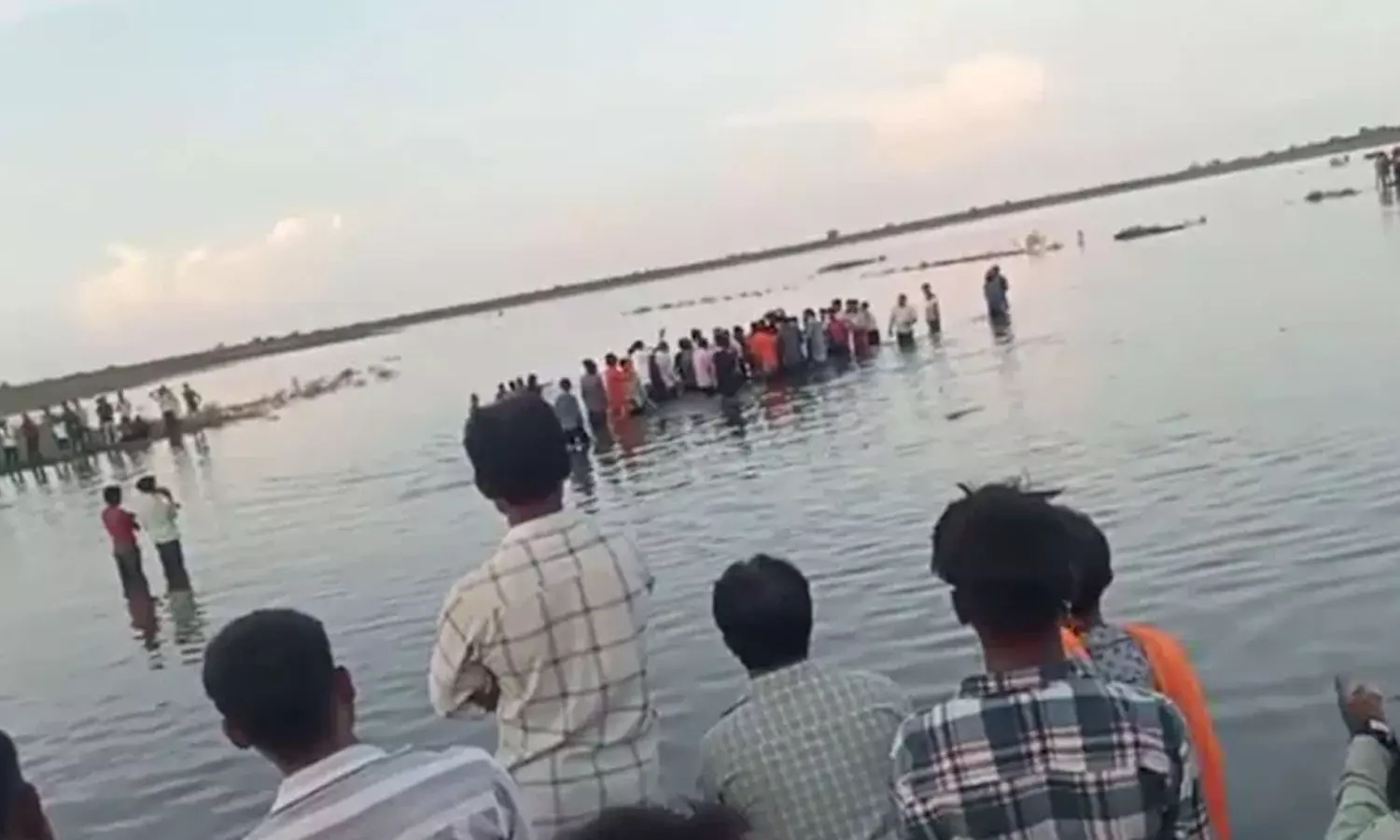 വിജയദശമി ആഘോഷത്തിനിടെ ട്രാക്ടർ ട്രോളി പുഴയിലേക്ക് മറിഞ്ഞ് അപകടം; കുട്ടികളുൾപ്പടെ 13 പേർ മരിച്ചു