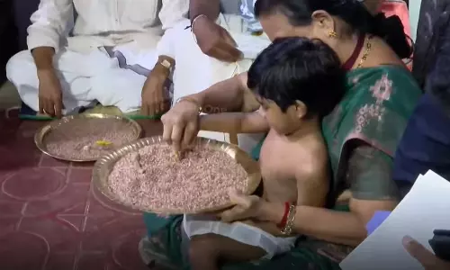 ഇന്ന് വിജയദശമി; അറിവിന്‍റെ ഹരിശ്രീ കുറിക്കാൻ  കുരുന്നുകൾ, ക്ഷേത്രങ്ങളിൽ ഭക്തജന തിരക്ക്