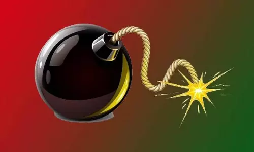 കണ്ണൂരിൽ പ്രാദേശിക ബിജെപി നേതാവിന്റെ വീടിന് നേരെ ബോംബേറ് കണ്ണൂരിൽ പ്രാദേശിക ബിജെപി നേതാവിന്റെ വീടിന് നേരെ ബോംബേറ്