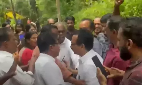 കണ്ണൂരിൽ കെ.പി മോഹനൻ എംഎൽഎയെ കയ്യേറ്റം ചെയ്ത് നാട്ടുകാര് കണ്ണൂരിൽ കെ.പി മോഹനൻ എംഎൽഎയെ കയ്യേറ്റം ചെയ്ത് നാട്ടുകാര്