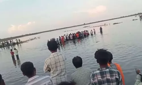 വിജയദശമി ആഘോഷത്തിനിടെ ട്രാക്ടർ ട്രോളി പുഴയിലേക്ക് മറിഞ്ഞ് അപകടം; കുട്ടികളുൾപ്പടെ 13 പേർ മരിച്ചു