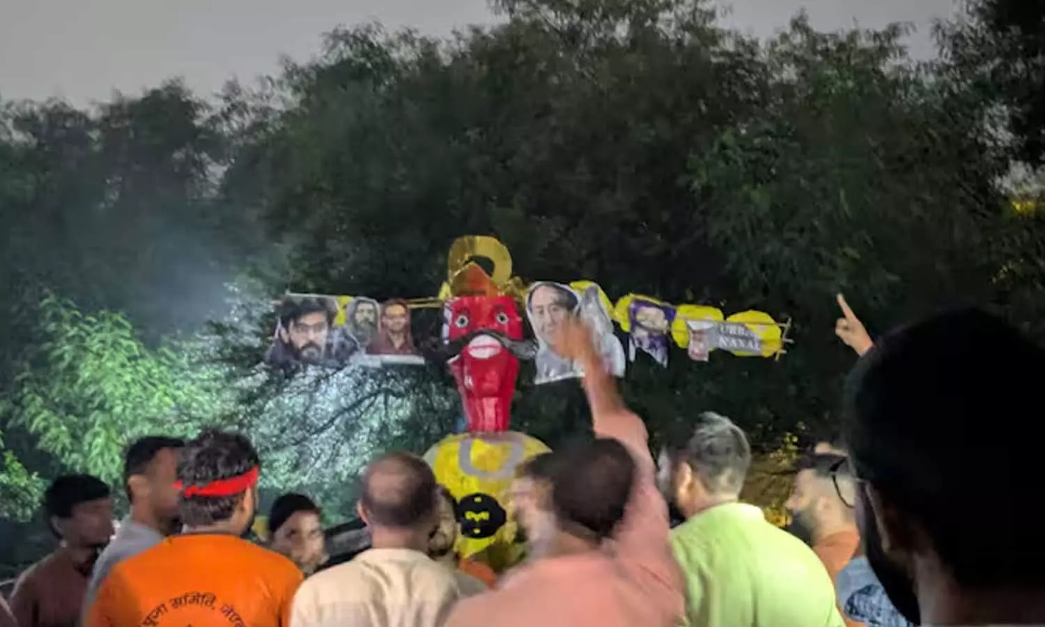 ഷർജീൽ ഇമാമിന്റെയും ഉമർ ഖാലിദിന്റെയും ചിത്രം പതിച്ച രാവണൻ; ജെഎൻയുവിൽ വിദ്യാർഥി സംഘർഷം