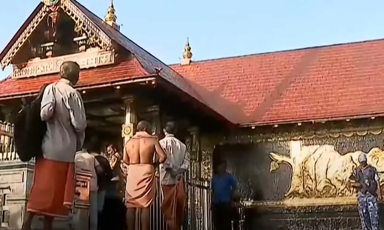 സ്വർണപ്പാളി വിവാദം: ഹൈക്കോടതിയെ സമീപിക്കാനൊരുങ്ങി ദേവസ്വം ബോർഡ് സ്വർണപ്പാളി വിവാദം: ഹൈക്കോടതിയെ സമീപിക്കാനൊരുങ്ങി ദേവസ്വം ബോർഡ്