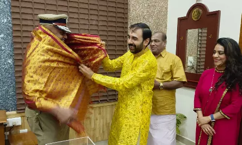 ഉണ്ണികൃഷ്ണൻ പോറ്റി പൊലീസ് ആസ്ഥാനത്തും എത്തി; എഡിജിപി എസ്.ശ്രീജിത്തിനെ പൊന്നാട അണിയിക്കുന്ന ചിത്രങ്ങൾ പുറത്ത്