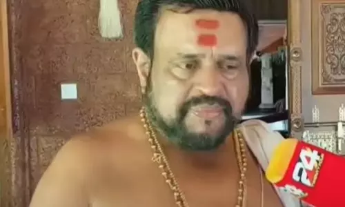 സ്വർണപ്പാളി വിവാദം: വിജയ് മല്യ സമർപ്പിച്ചത് സ്വർണപ്പാളി തന്നെയെന്ന് ശബരിമല മുൻതന്ത്രി കണ്ഠരര് മോഹനർ സ്വർണപ്പാളി വിവാദം: വിജയ് മല്യ സമർപ്പിച്ചത് സ്വർണപ്പാളി തന്നെയെന്ന് ശബരിമല മുൻതന്ത്രി കണ്ഠരര് മോഹനർ