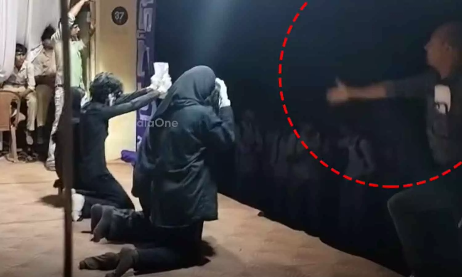 ഗസ്സ പ്രമേയം: മൈമിനിടയിൽ കർട്ടനിടാൻ ആവശ്യപ്പെട്ട്‌ അധ്യാപകൻ; ദൃശ്യങ്ങൾ പുറത്ത്