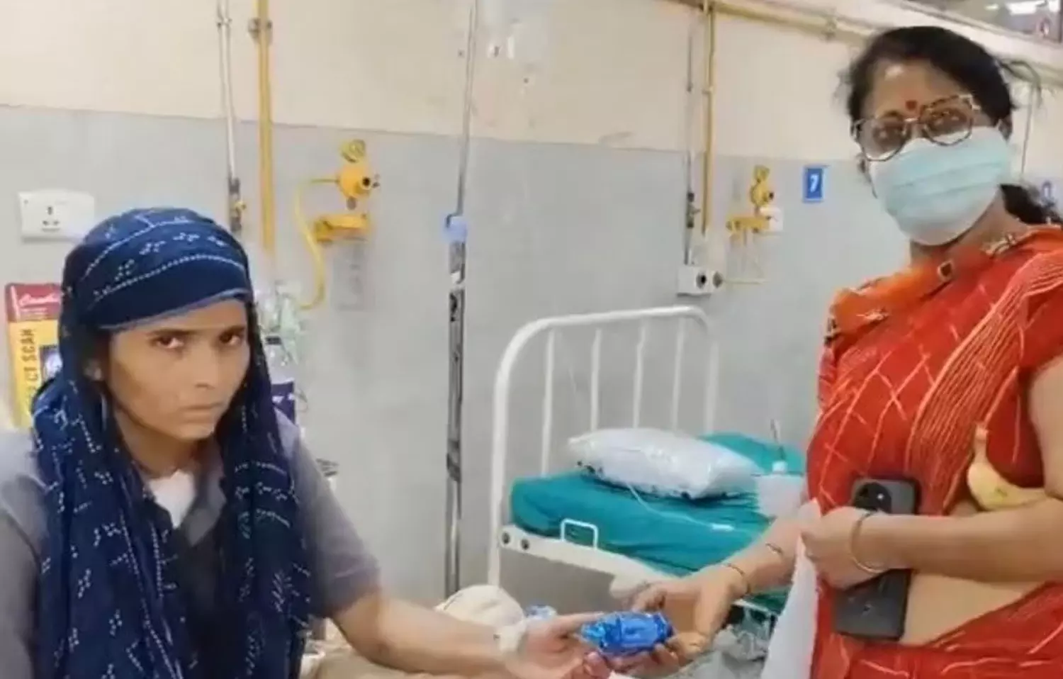 ഫോട്ടോ എടുത്തതിന് പിന്നാലെ കാൻസർ രോ​ഗിക്ക് നൽകിയ ബിസ്ക്കറ്റ് തിരിച്ചുവാങ്ങി ബിജെപി പ്രവ‍‍ർത്തക‍ർ