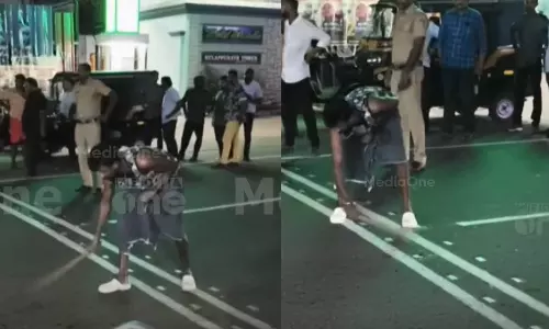 കോട്ടയത്ത് റോഡില്‍ ബിയര്‍ കുപ്പിയെറിഞ്ഞ് പൊട്ടിച്ച് യുവാക്കളുടെ അതിക്രമം