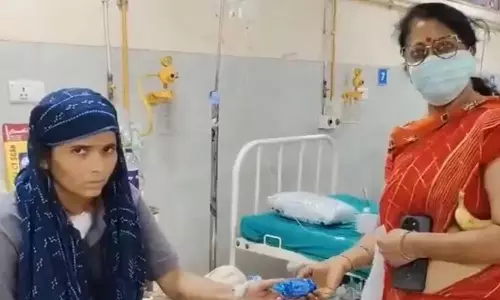 ഫോട്ടോ എടുത്തതിന് പിന്നാലെ കാൻസർ രോഗിക്ക് നൽകിയ ബിസ്ക്കറ്റ് തിരിച്ചുവാങ്ങി ബിജെപി പ്രവർത്തകർ ഫോട്ടോ എടുത്തതിന് പിന്നാലെ കാൻസർ രോഗിക്ക് നൽകിയ ബിസ്ക്കറ്റ് തിരിച്ചുവാങ്ങി ബിജെപി പ്രവർത്തകർ