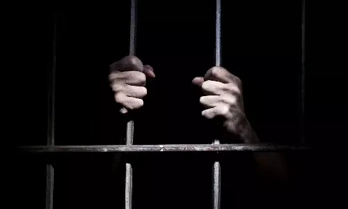 ലൈം​ഗിക തൊഴിലാളികളെ കൊള്ളയടിച്ചു; ഇന്ത്യക്കാർക്ക് അഞ്ചുവർഷം തടവും ചൂരലടിയും വിധിച്ച് സിം​ഗപ്പൂർ കോടതി