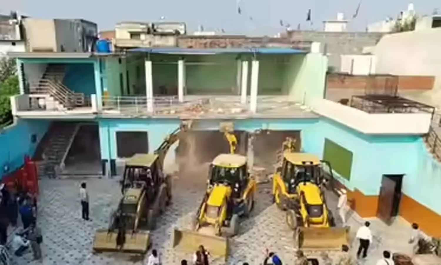 ഐ ലവ് മുഹമ്മദ് കാമ്പയിൻ: തൗഖീർ റാസയുടെ സുഹൃത്തിന്റെ ഓഡിറ്റോറിയം ഇടിച്ചുനിരത്തി അധികൃതർ ഐ ലവ് മുഹമ്മദ് കാമ്പയിൻ: തൗഖീർ റാസയുടെ സുഹൃത്തിന്റെ ഓഡിറ്റോറിയം ഇടിച്ചുനിരത്തി അധികൃതർ