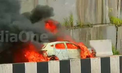 കോഴിക്കോട്ട് ഓടിക്കൊണ്ടിരുന്ന ഇലക്ട്രിക് കാർ കത്തിനശിച്ചു