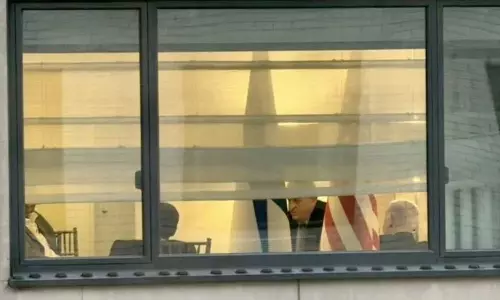 ബുള്ളറ്റ് പ്രൂഫ് ഗ്ലാസില്ലാതെ ജനാലക്കരികിൽ ഇരുത്തി; ന്യൂയോർക്ക് സന്ദർശന വേളയിൽ നെതന്യാഹുവിന്റെ സുരക്ഷയിൽ വിട്ടുവീഴ്ചയുണ്ടായോ? ബുള്ളറ്റ് പ്രൂഫ് ഗ്ലാസില്ലാതെ ജനാലക്കരികിൽ ഇരുത്തി; ന്യൂയോർക്ക് സന്ദർശന വേളയിൽ നെതന്യാഹുവിന്റെ സുരക്ഷയിൽ വിട്ടുവീഴ്ചയുണ്ടായോ?